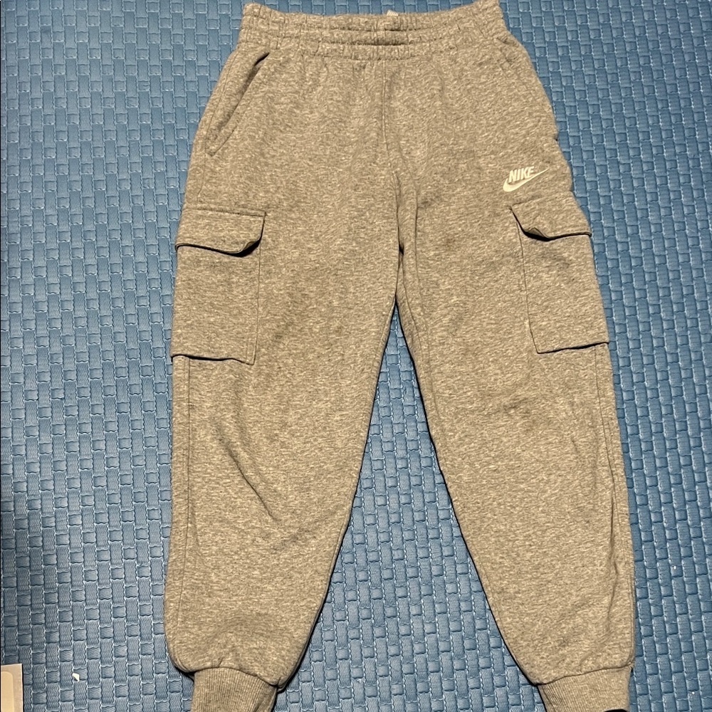 Nike Kids Club Fleece Gray Cargo Sweatpants Unisex Kids Size M